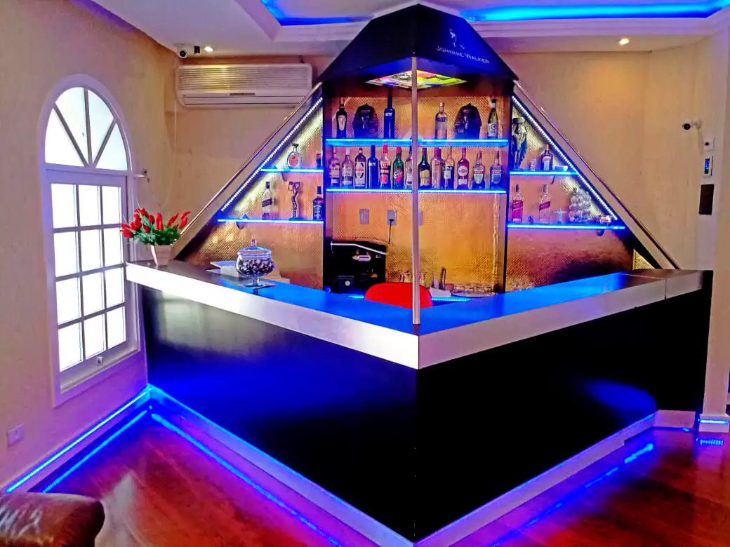 Bar com pirâmide de vidro